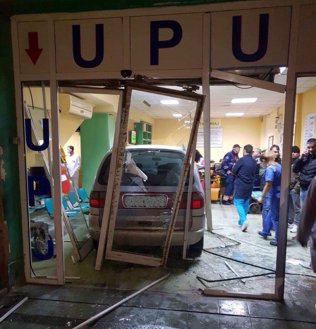 Maşina a trecut prin uşile UPU şi s-a oprit după ce a lovit un stâlp de susţinere.