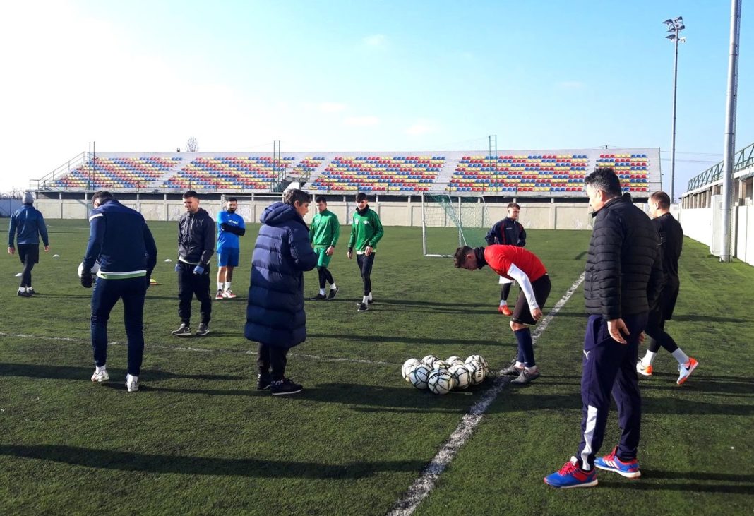 Jucătorii formaţiei Vediţa Coloneşti şi-au reluat activitatea pe sinteticul de la Bradu (Foto: arenaolteana.blogspot.com)