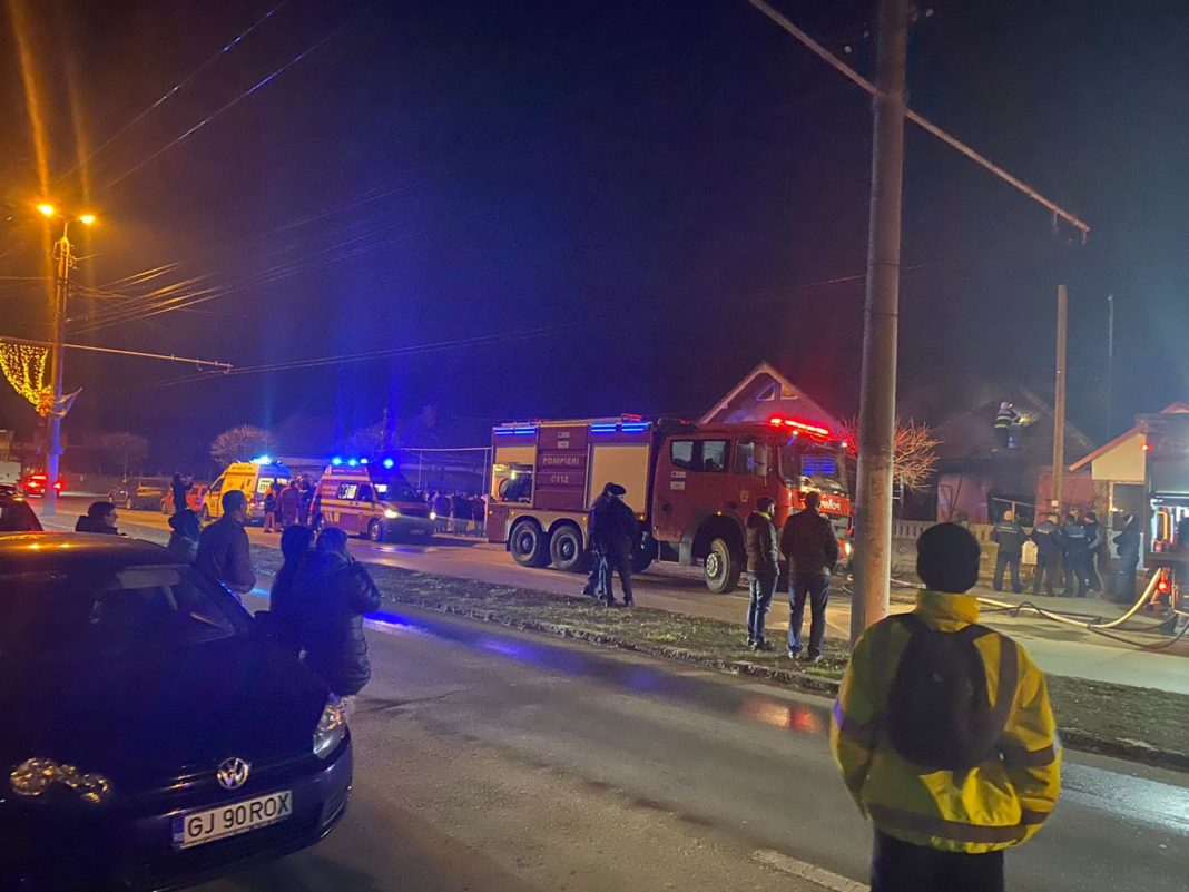 Casă în flăcări, pe Bulevardul Ecaterina Teodoroiu din municipiul Tg-Jiu