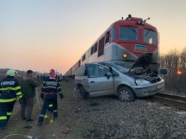Accident feroviar în Dolj. O mașină a fost lovită de locomotiva unui tren marfar care circula pe ruta Segarcea - Craiova.