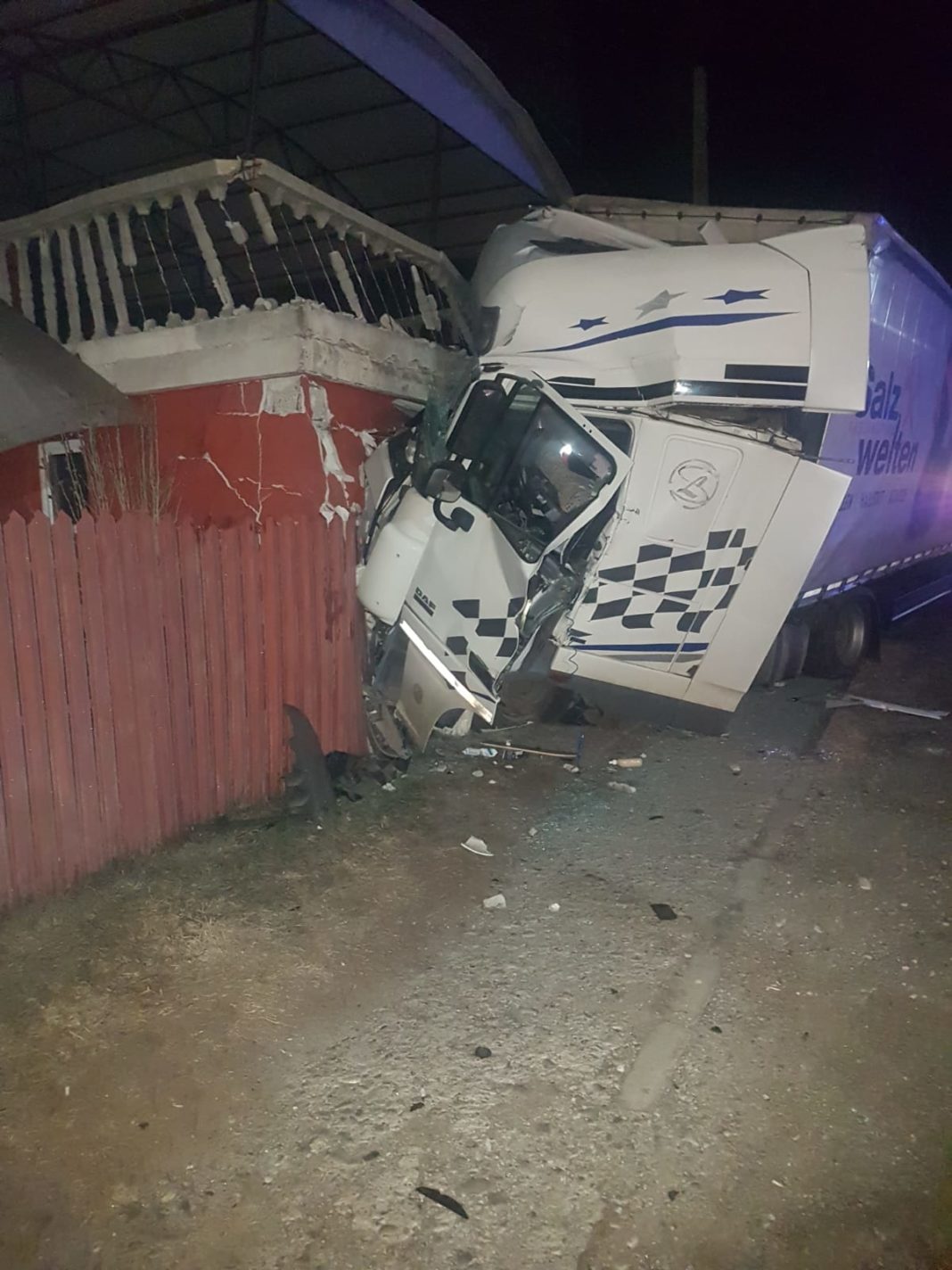 Un camion a intrat într-o casă, în comuna Bujoreni