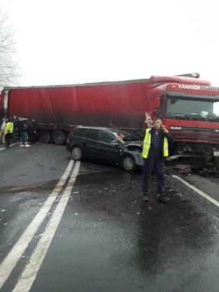 Un autocar și autoturism spulberate de un TIR, pe Valea Oltului