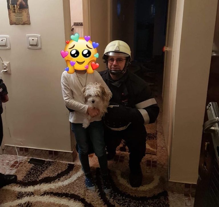 Un copil de 7 ani blocat în apartament, la etajul 4, salvat de pompieri