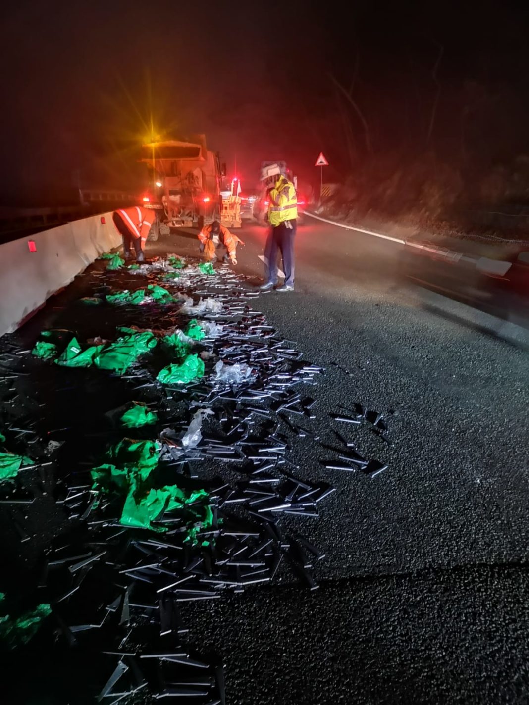 Resturi de metal căzute dintr-un tir pe DN7