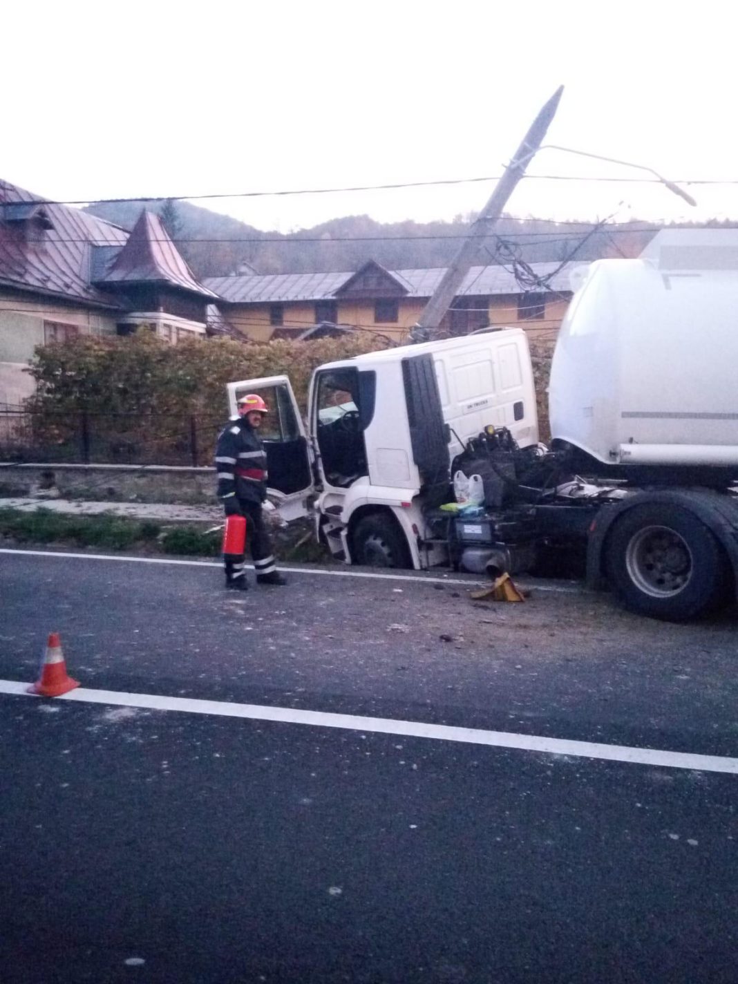 Accident între un microbuz cu muncitori şi o autocisternă în Prahova