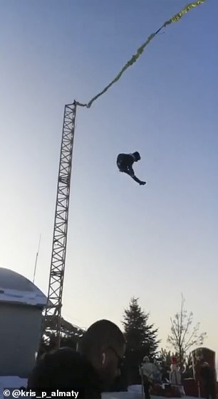 Un băiat este catapultat 6 metri în aer și apoi este proiectat pe asfalt