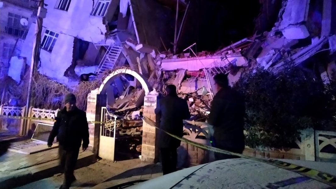 Cutremur puternic în Turcia. Cel puțin 20 de oameni au murit, iar alte 900 de persoane au fost rănite. Cutremurl a fost de 6.8 grade Richter
