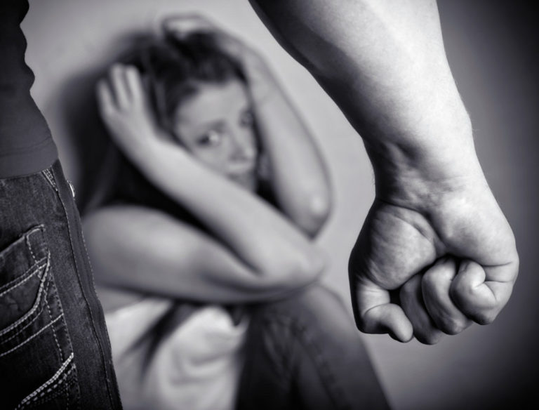 Gorj: A sunat la 112 să își salveze mama din mâinile tatălui agresiv