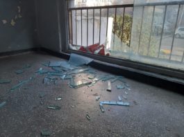 Tinerii ar fi distrus trei geamuri de la casa scării