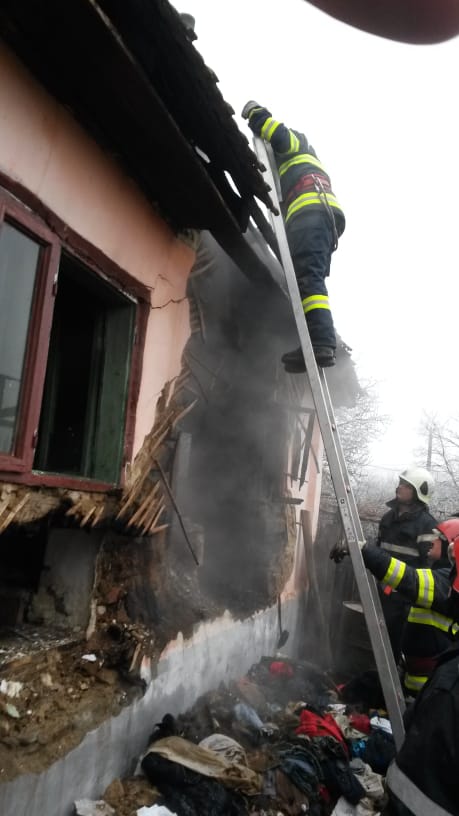 Două echipaje de pompieri din cadrul Gărzii de Intevenţie Baia de Aramă au intervenit