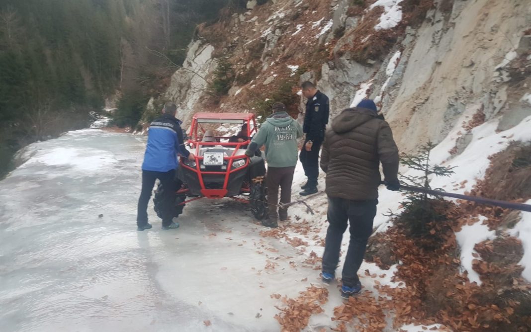 Trei turiști au rămas blocați pe un drum forestier acoperit de gheață, în Gorj