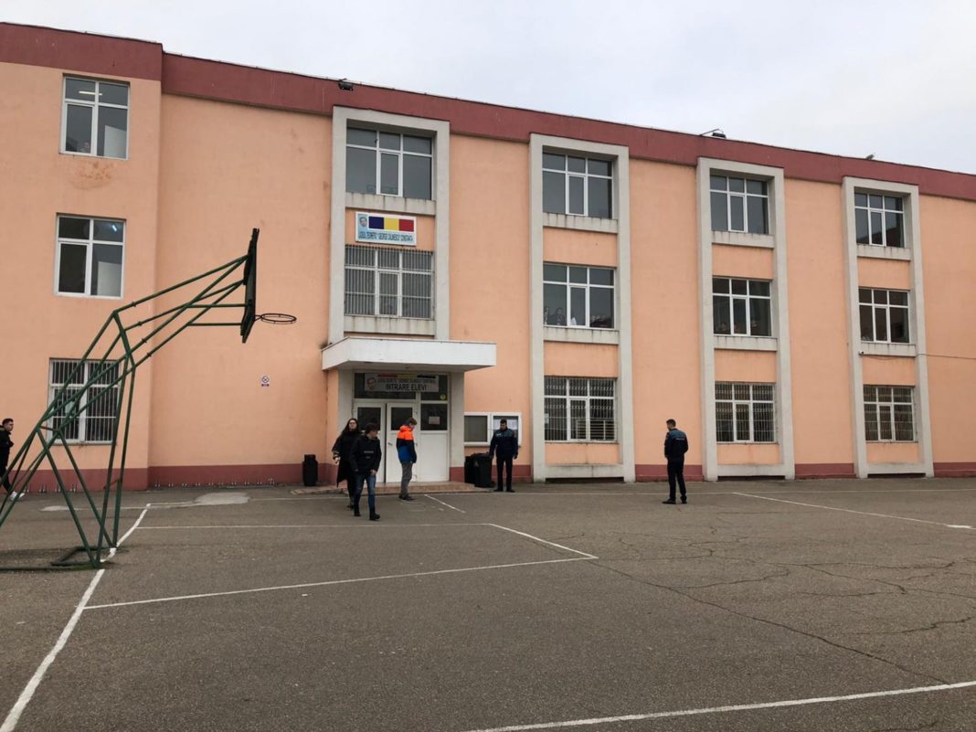 Un elev de 12 ani, al Liceului „George Călinescu” din Constanța, s-a aruncat de la etajul II al şcolii