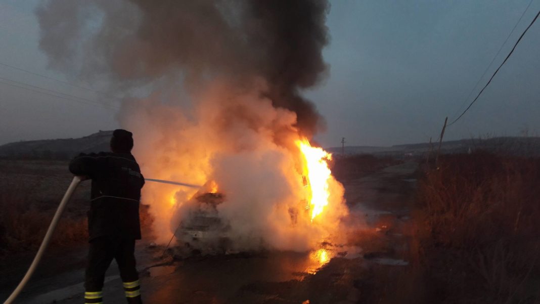 Reţinuţi pentru că au incendiat un autoturism