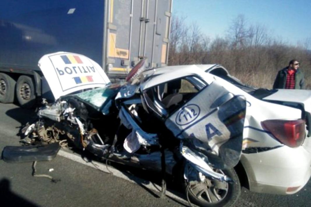 Maşină de poliţie aflată în misiune, făcută praf de un TIR