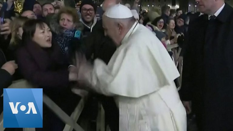 Papa Francisc s-a enervat și a lovit brațul unei femei care l-a bruscat
