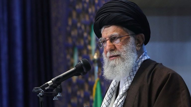 Ayatollahul Khamenei a condus rugăciunea pentru prima oară în ultimii opt ani