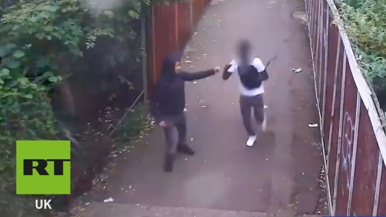 Filmaţi în timp ce se felicită că au omorât un tânăr