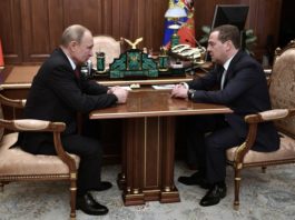 Premierul Dmitri Medvedev şi liderulu de la Kremlin, Vladimir Putin