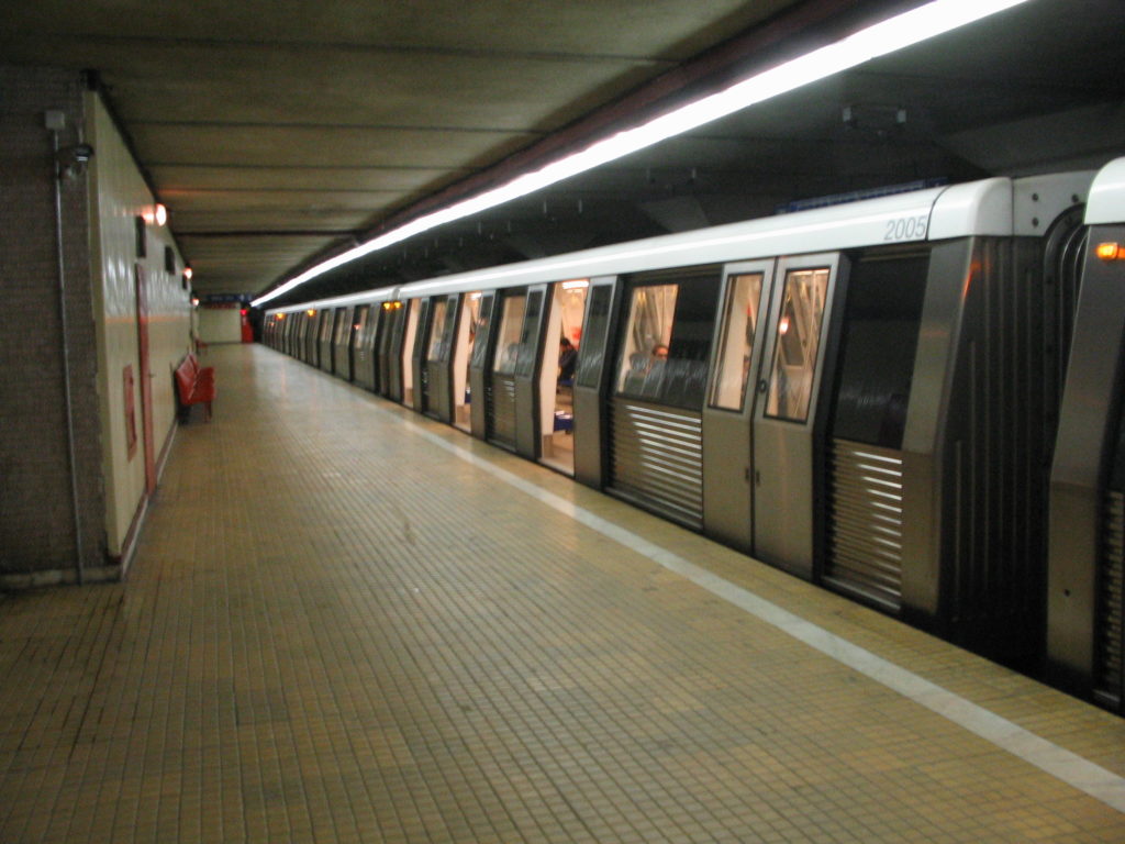 O tânără a sărit în fața metroului. Traficul este blocat