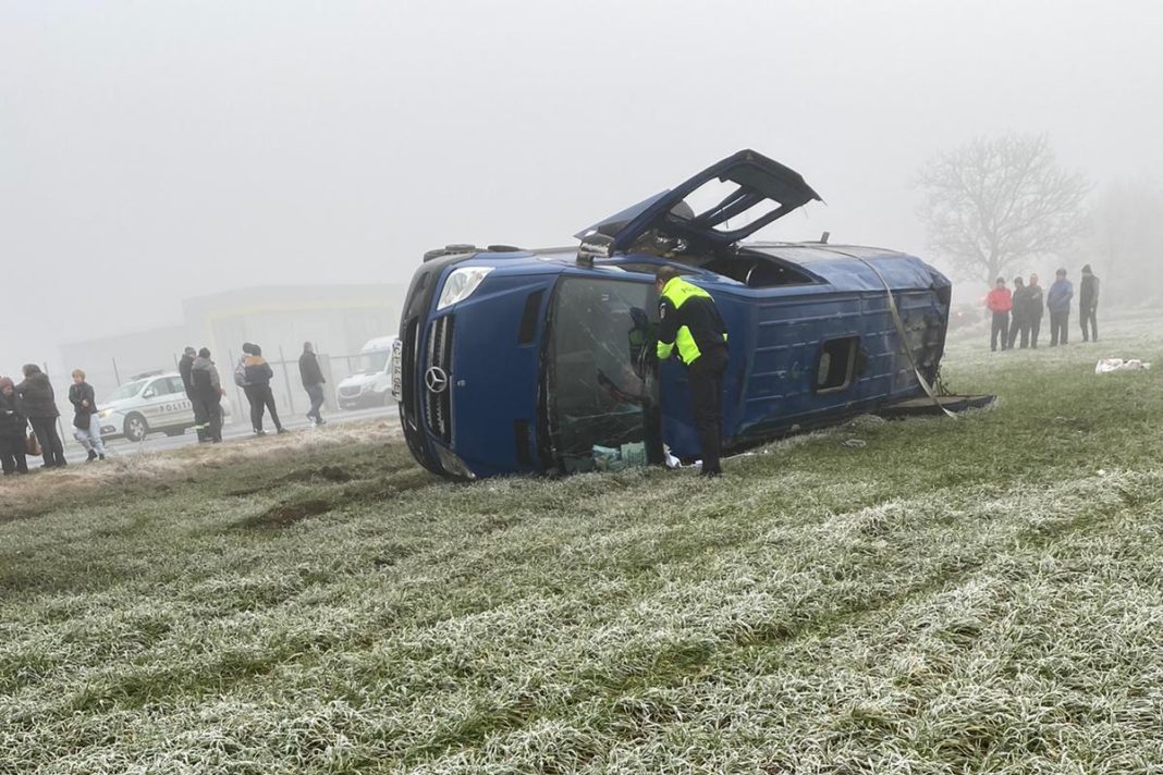 11 răniţi după ce un microbuz s-a răsturnat pe DN 38. Două victime, prinse sub autovehicul