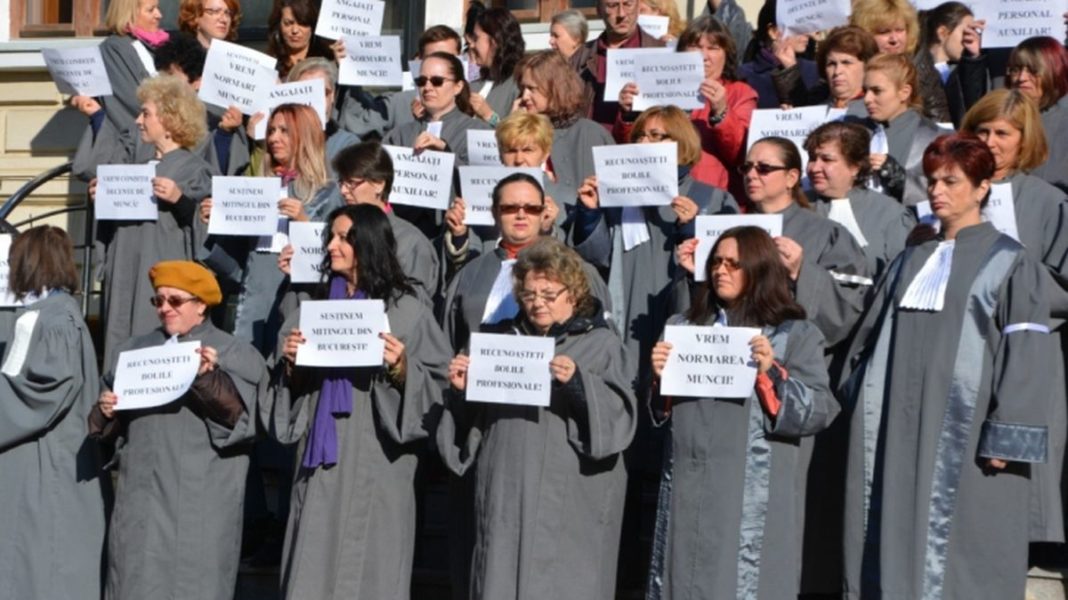 Foto: bizi.ro / Eliminarea pensiilor speciale: Grefierii își întrerup activitatea luni și marți