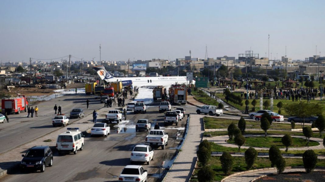 Un avion a ratat pista şi a aterizat pe o autostradă din Iran