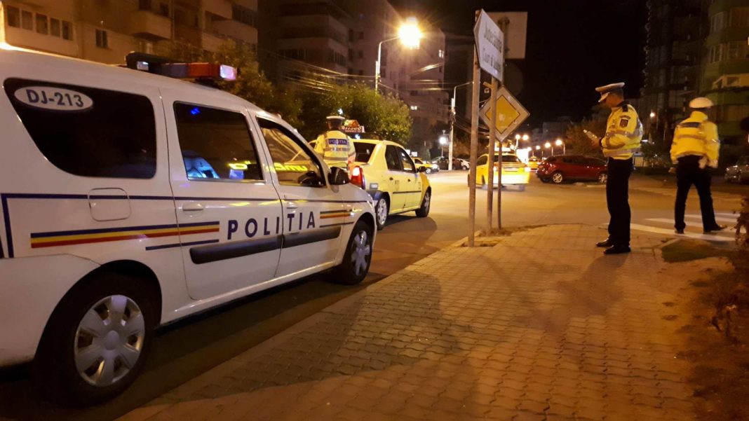 Poliţiştii spun că au încercat să oprească autoturismul pe strada Nicolae Iorga