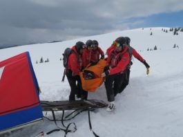 Două persoane rănite, salvate de pe munte