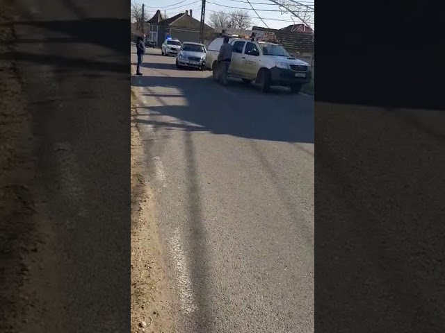 O ambulanţă a ajuns într-un stâlp din pricina unui şofer imprudent. Echipajul de pe salvare, rănit