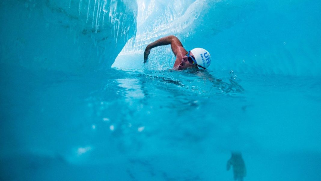 Lewis Pugh a înotat pe sub banchiza de gheață din estul Antarcticii