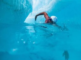 Lewis Pugh a înotat pe sub banchiza de gheață din estul Antarcticii