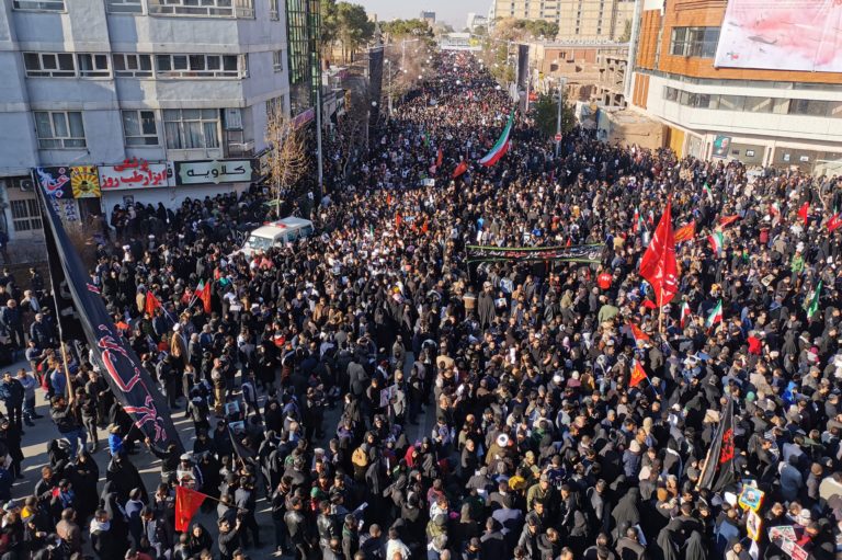 Iranienii s-au adunat pentru înmormântarea generalului Qasem Soleimani în orașul natal Kerman