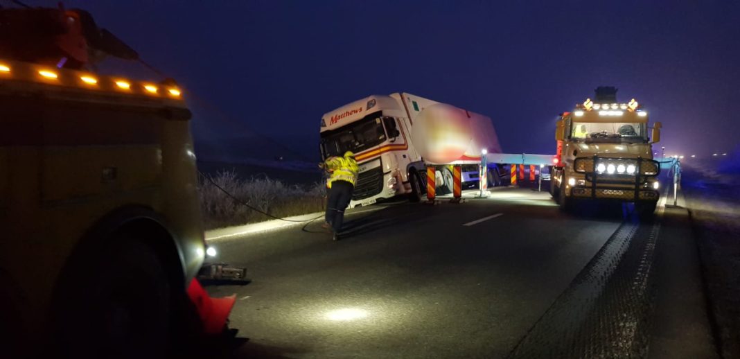 Traficul rutier a fost blocat pentru repunerea pe carosabil a unui autotren