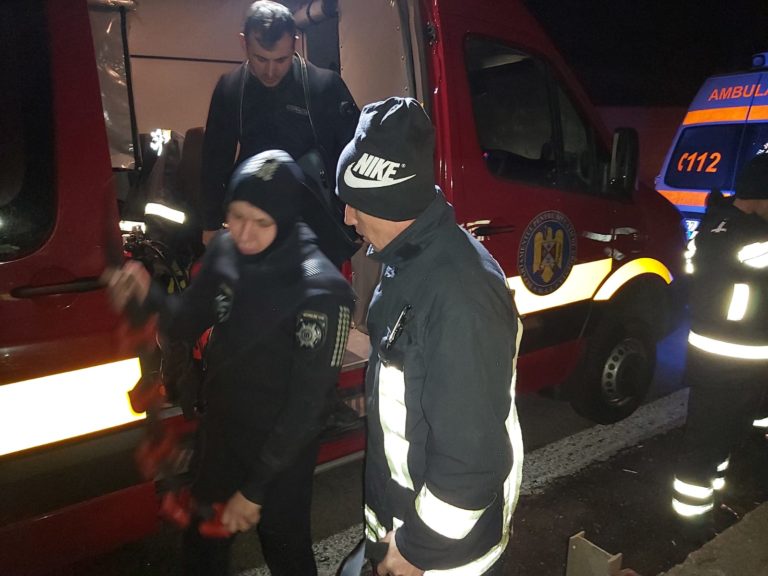 UPDATE: Accident pe Valea Oltului. Două maşini, sub apă