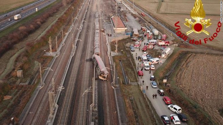 (VIDEO) Un tren de mare viteză a deraiat. Doi morţi, zeci de răniţi