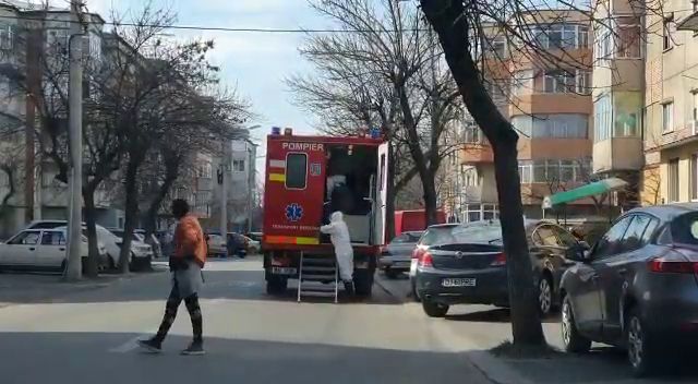 VIDEO / Craioveni duşi în centrul de carantină cu ambulanţele SMURD