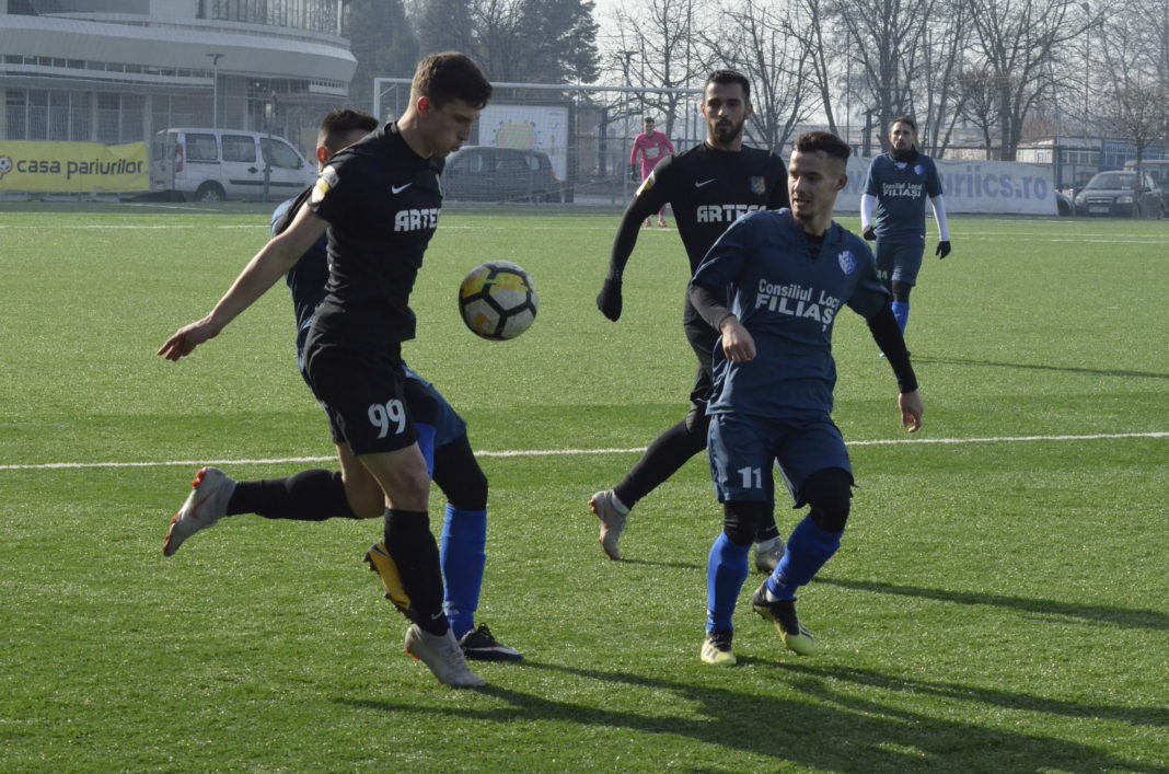 Răzvan Vulpe (Foto dreapta) a lăsat o impresie bună în amicalul cu Pandurii (Foto: Alex Vîrtosu)