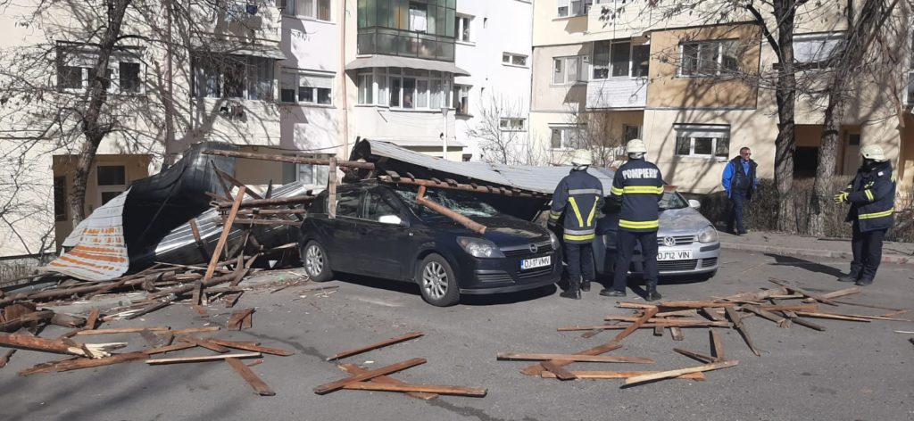 Acoperiş doborât de vânt pe două autoturisme, în Valea Roşie