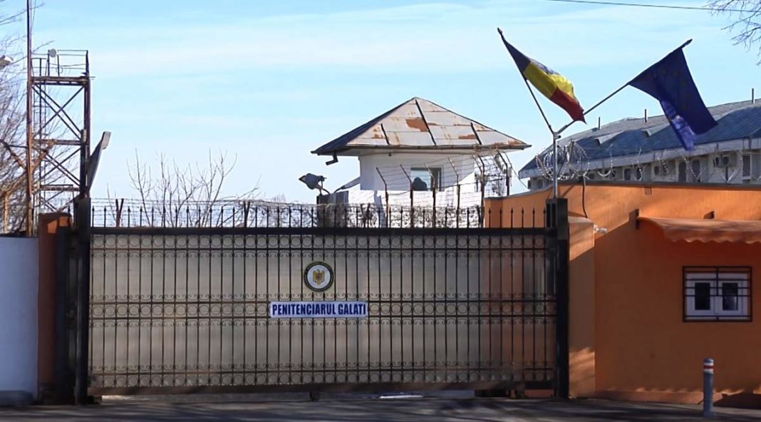 Un deținut care își înjunghiase un coleg de celulă, bătut cu bestialitate în Penitenciarul Galați
