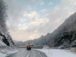 În judeţul Vâlcea se circulă în condiţii de iarnă