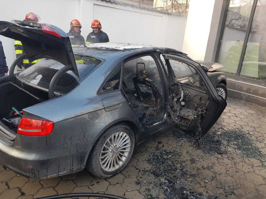 După aproximativ 20 de minute de la sosirea pompierilor la locul intervenției, incendiul a fost stins (FOTO: Arhiva GdS)