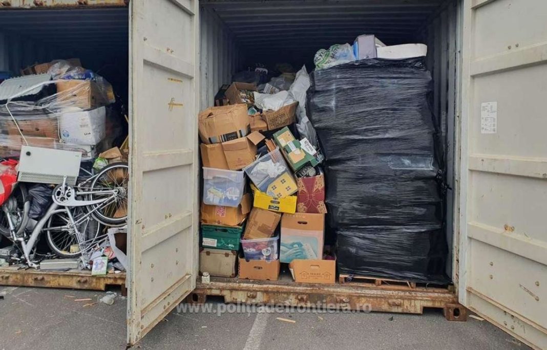 Constanţa: 16 containere cu deşeuri descărcate de pe un vapor olandez, depistate în port