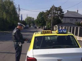 Poliţiştii susţin că taximetristul şi-a ameninţat clienţii cu un spray iritant-lacrimogen