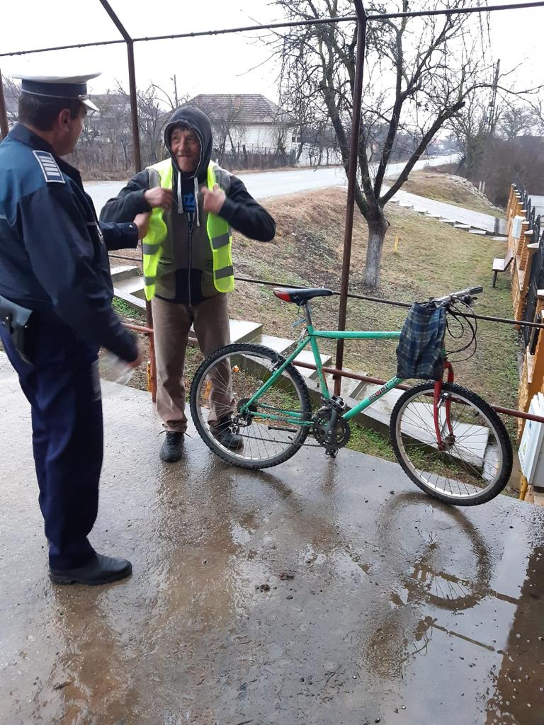 Polițiștii au împărțit gratuit bicicliștilor și căruțașilor veste reflectorizante