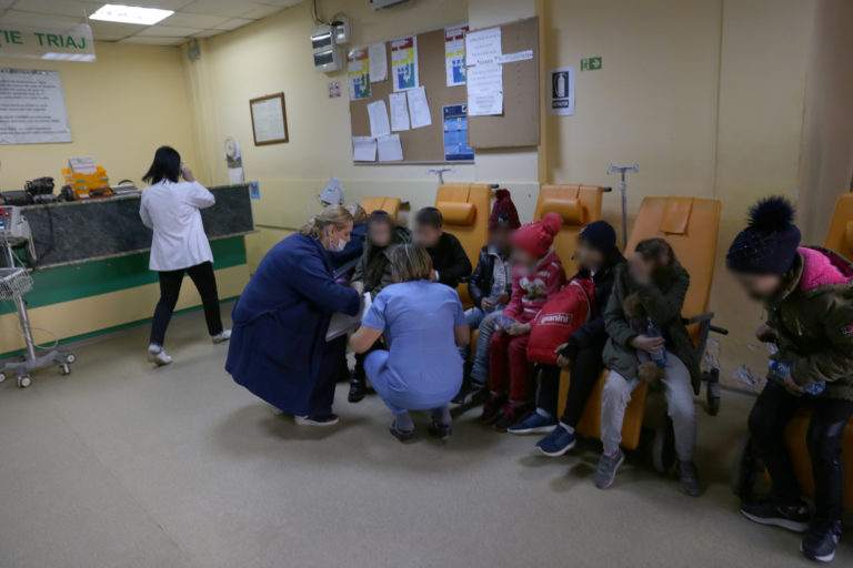 Opt elevi din Daneţi, posibil intoxicaţi cu substanţe necunoscute au ajuns la SJU Craiova