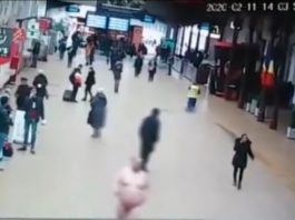 Un bărbat dezbrăcat a lovit un jandarm în Gara de Nord