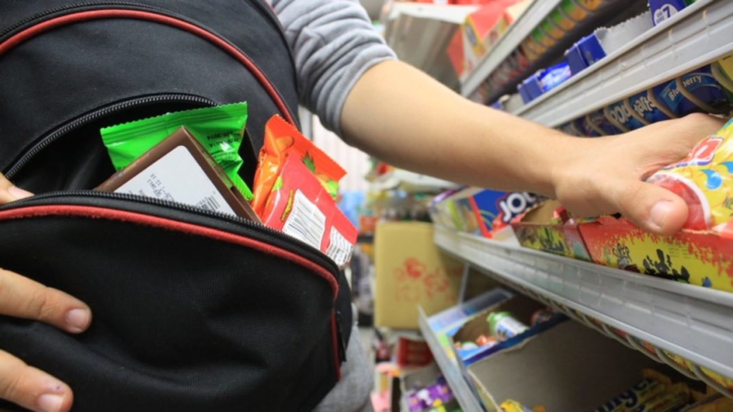 Adolescentă, prinsă la furat de alimente într-un supermarket din Târgu Jiu