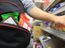 Adolescentă, prinsă la furat de alimente într-un supermarket din Târgu Jiu