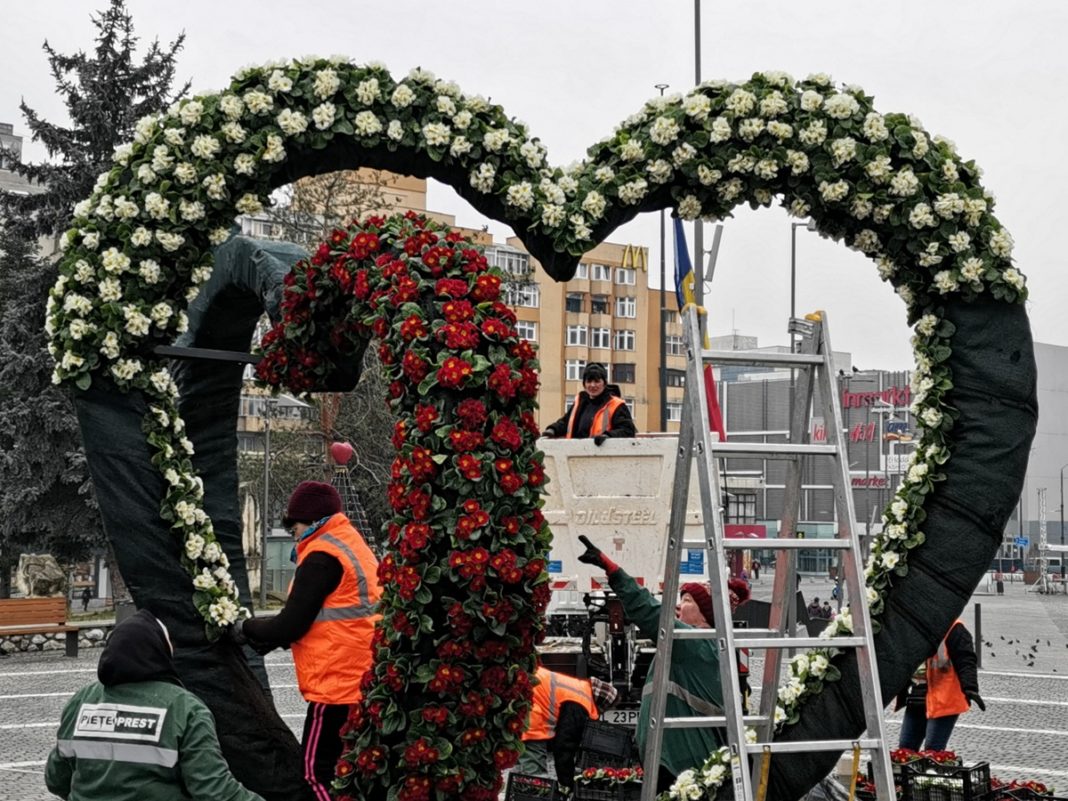 Centrul Râmnicului se pregăteşte pentru sărbătorile închinate dragostei