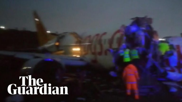 (VIDEO) Istanbul: Un avion s-a rupt în două, după ce a ieşit de pe pistă